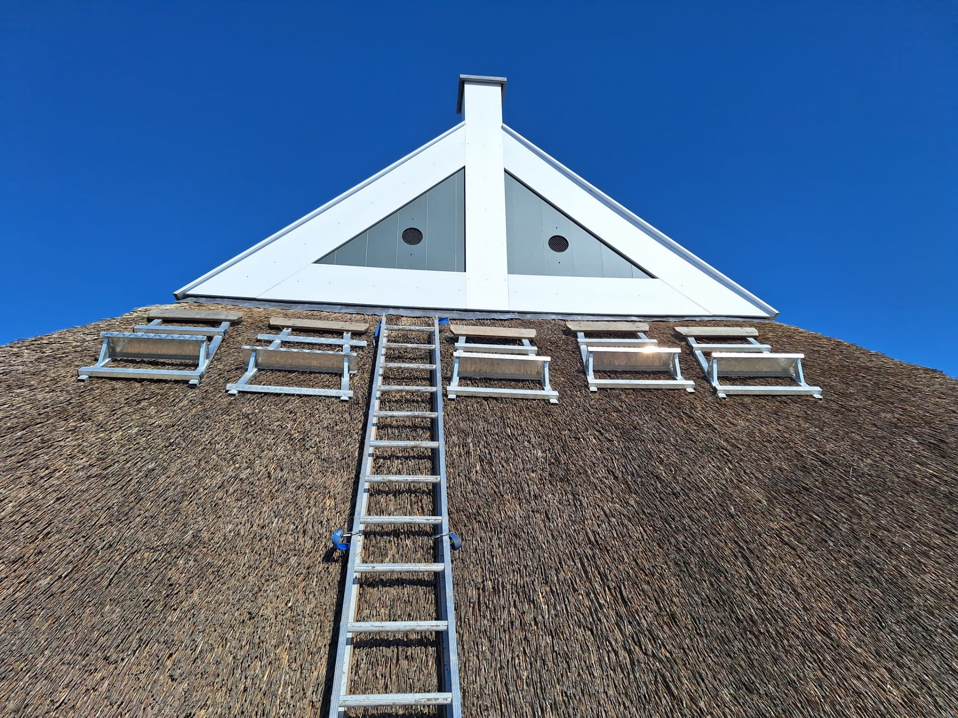 Nieuw rieten dak met werkbordessen en topgevel