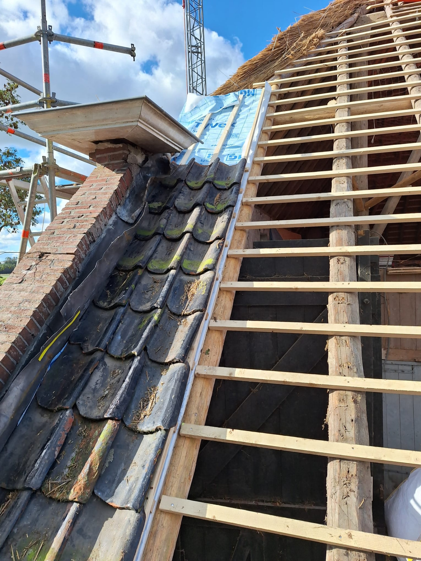 Kapconstructie met panlatten naast bestaande dakpannen