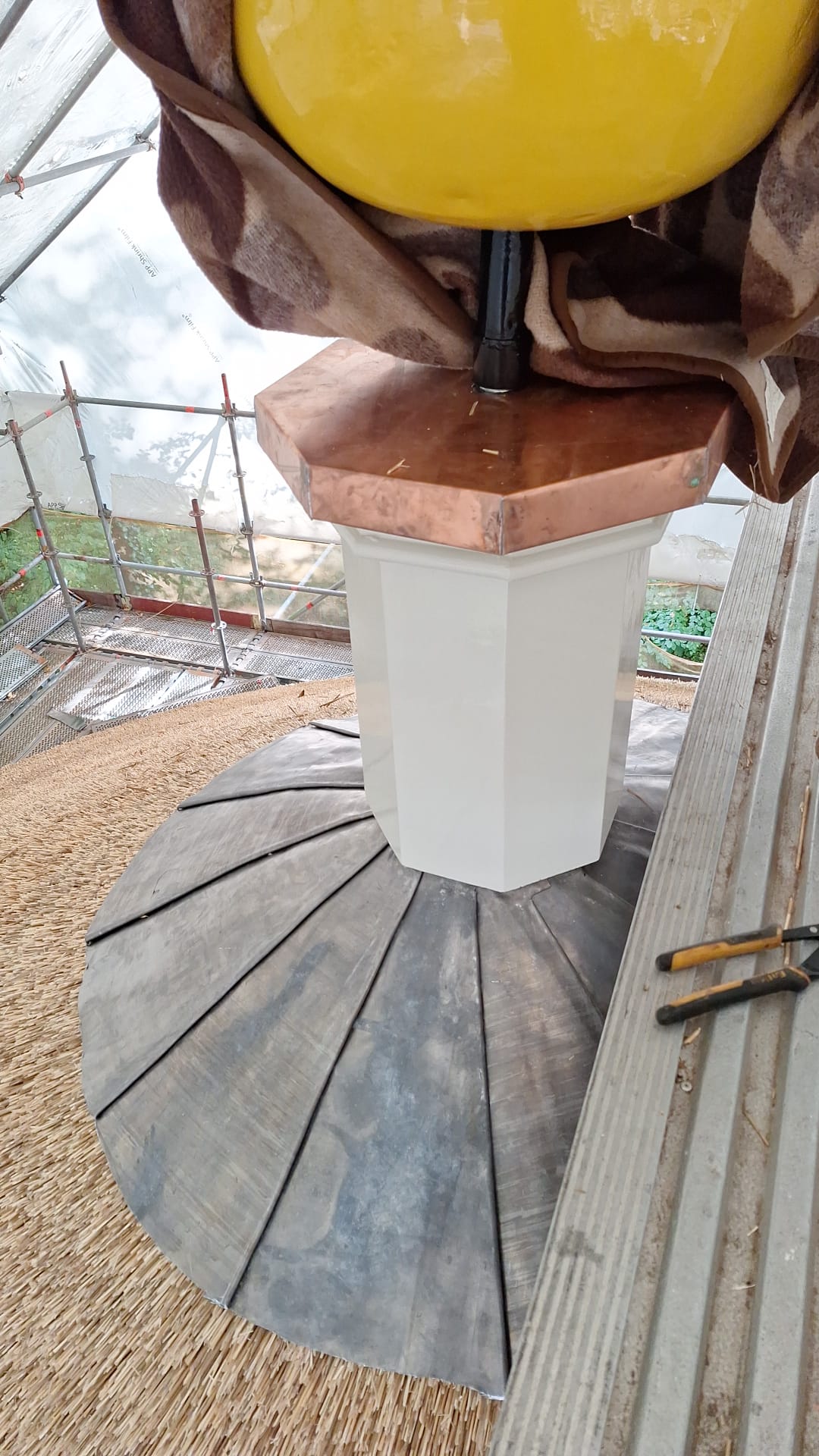 Detail van loodwerk en schoorsteen op een rieten dak